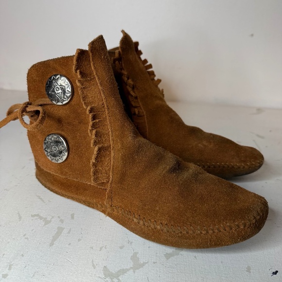 MINNETONKA Two Button Moccasin Booties Brown Soft Sole Fringe - Picture 1 of 7